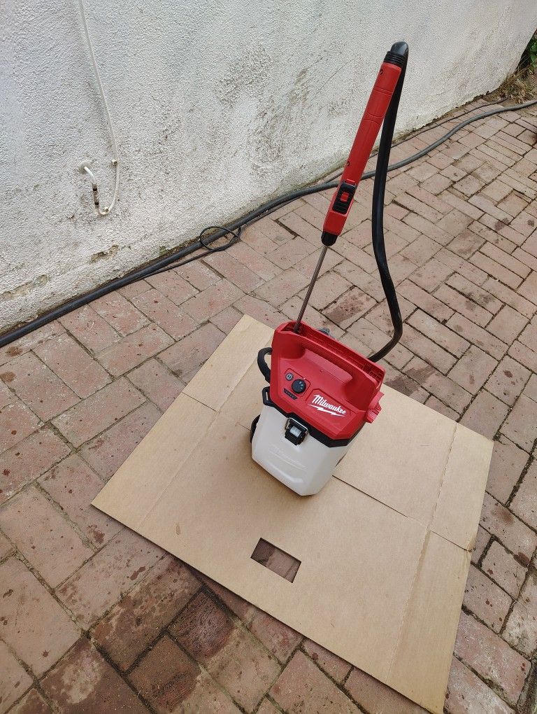 Milwaukee 2528-20 BROKEN M12 12V 2 Gal. Handheld Sprayer Kit, Adjustable BROKEN