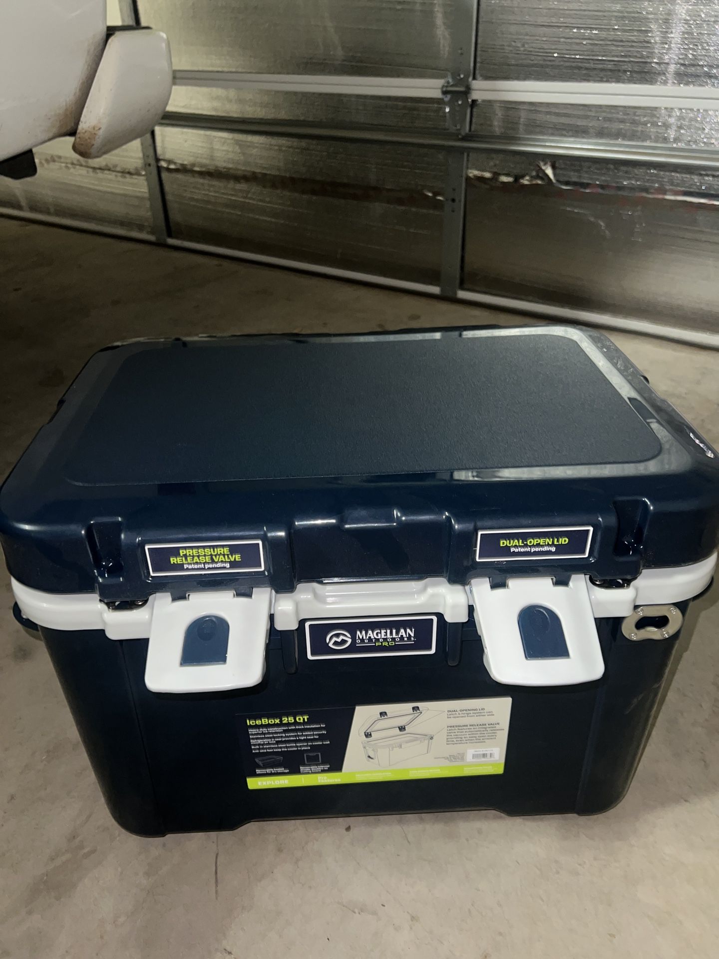 BRAND NEW : Magellan Outdoors Pro Explore IceBox 25 Cooler