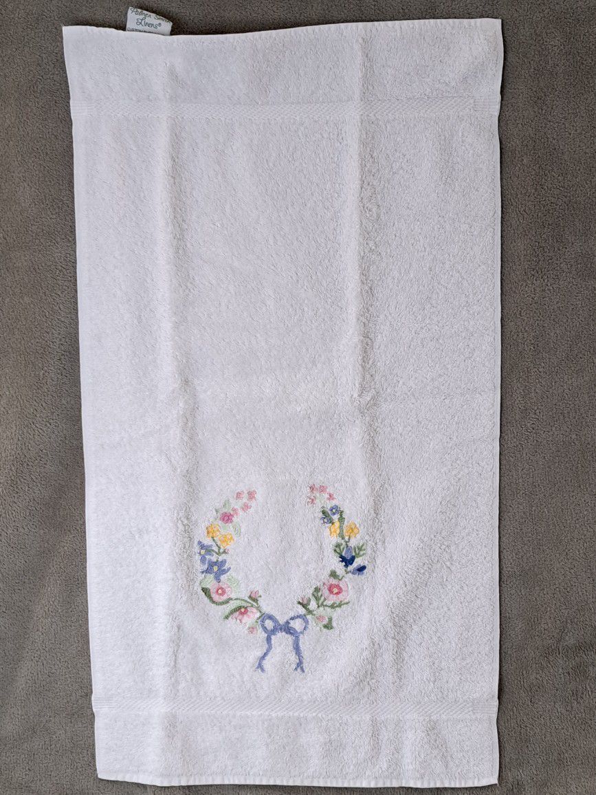 VTG 3 Pc Royal Velvet Fieldcrest Floral Embroidered Bath, Fingertip& Hand  Towels for Sale in Jupiter, FL - OfferUp