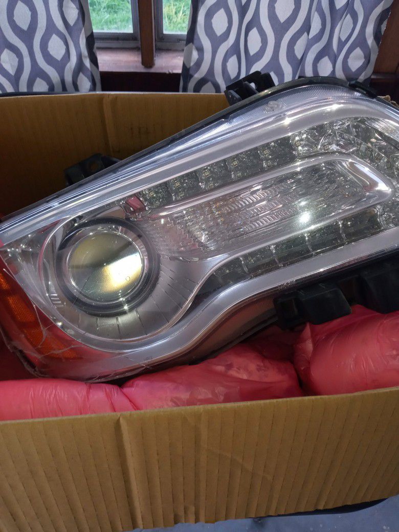 2014 Chrysler 300 Passenger Headlight Unit