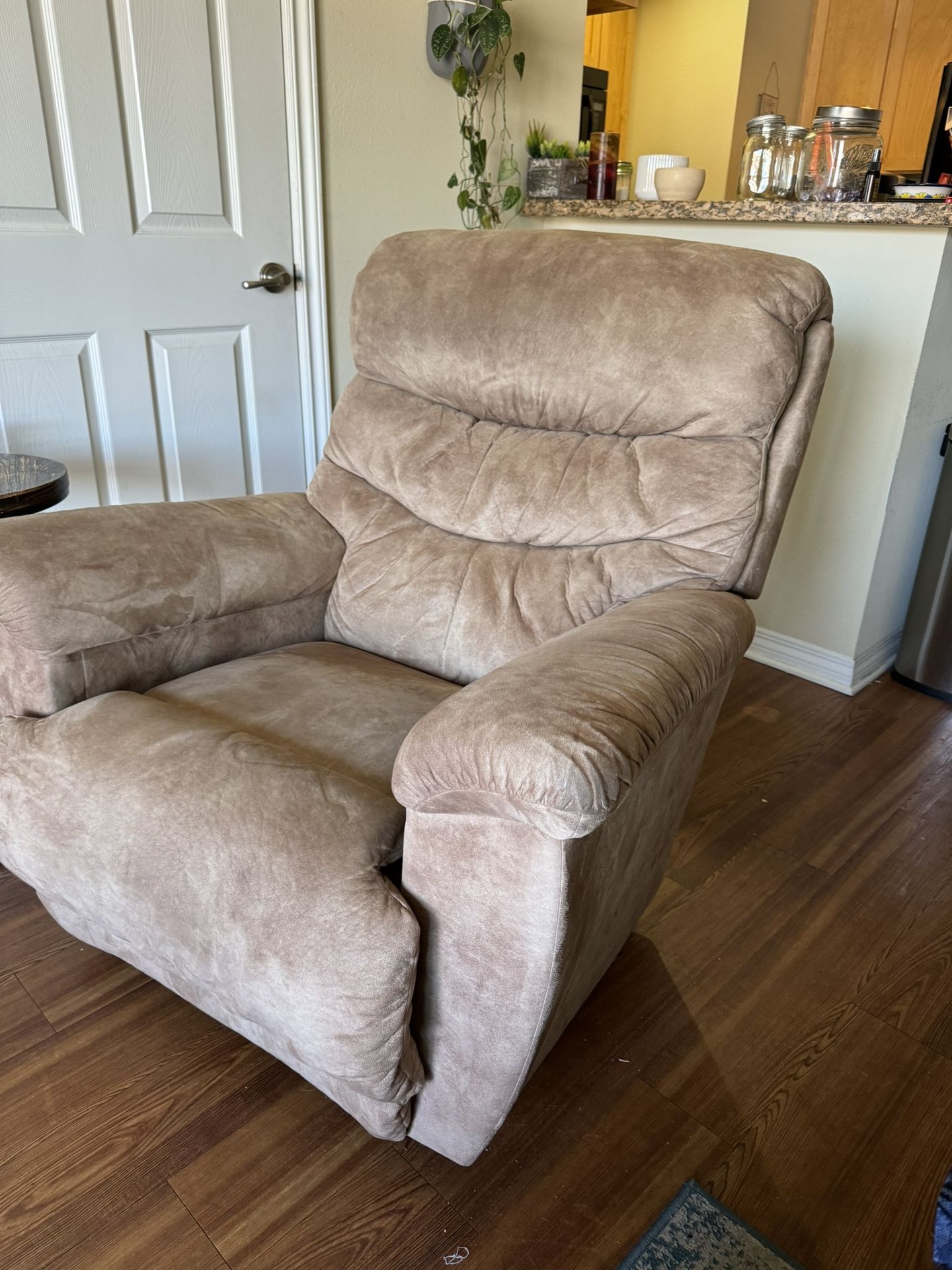 Recliner (great condition) 