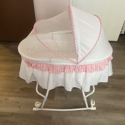 Portable 2 In 1 Bassinet. 