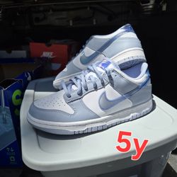 5y - Nike Dunks - Light blue and white