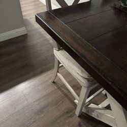 Dinning Table , 4 - 5 Chairs High Top Table In Good Condition 