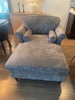 Brand New Chaise Lounge !!Open Box and assembled! Details in the picture !