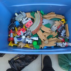 Pista  De Fisher Price Para Niño Está Grande Tiene Barios Trenes De Control Bias Puentes Lista Para Sus Niños