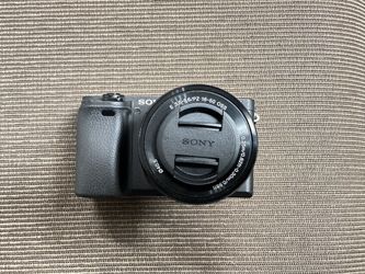 Sony A6400 mirroless camera with Sony 16 - 50mm OSS F3.5-5.6