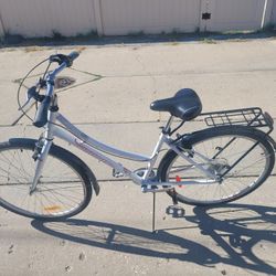 INFINITY BOSS. ONE 17INCH ALUMINUM FRAME TUNED UP AND READY TO RIDE LIGHTWEIGHT 700X38C DETACHABLE ALUMINUM RIMS 