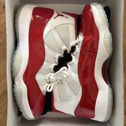 Nike Air Jordan 11 Retro 2022 Cherry Red Men’s Size 10.5 EXCELLENT CONDITION
