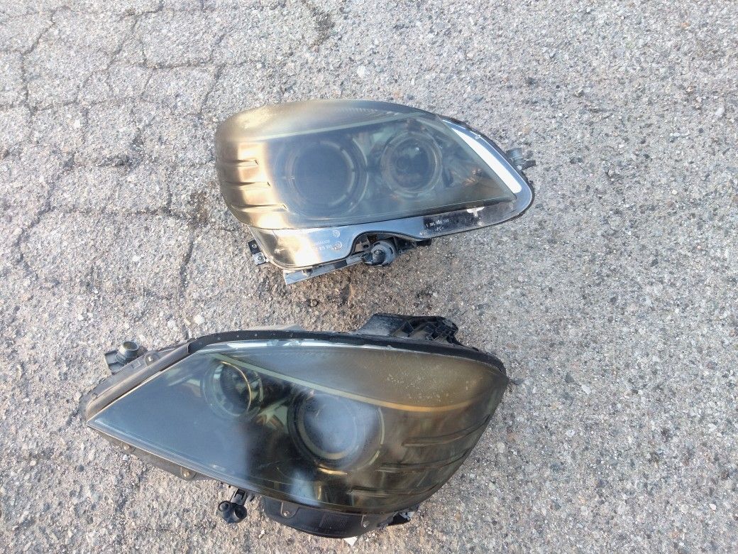 2008-2010 Mercedes C250/300 Headlights Xenon Hid With Light Bulbs And Assembly OEM.