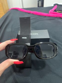 Black and silver women’s sunglasses