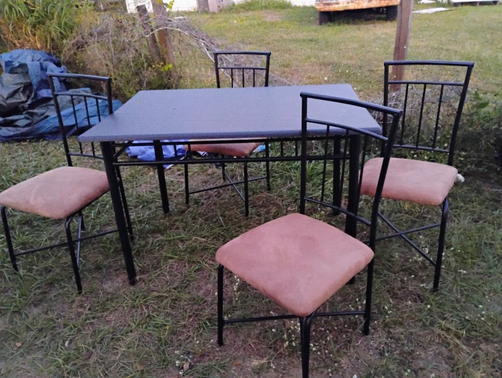 Table And Chairs Great Shape Clean Sheets $30