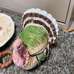 Turkey assortment 18” plate, gravy dish, napkin holder, salt & Pepper shakers