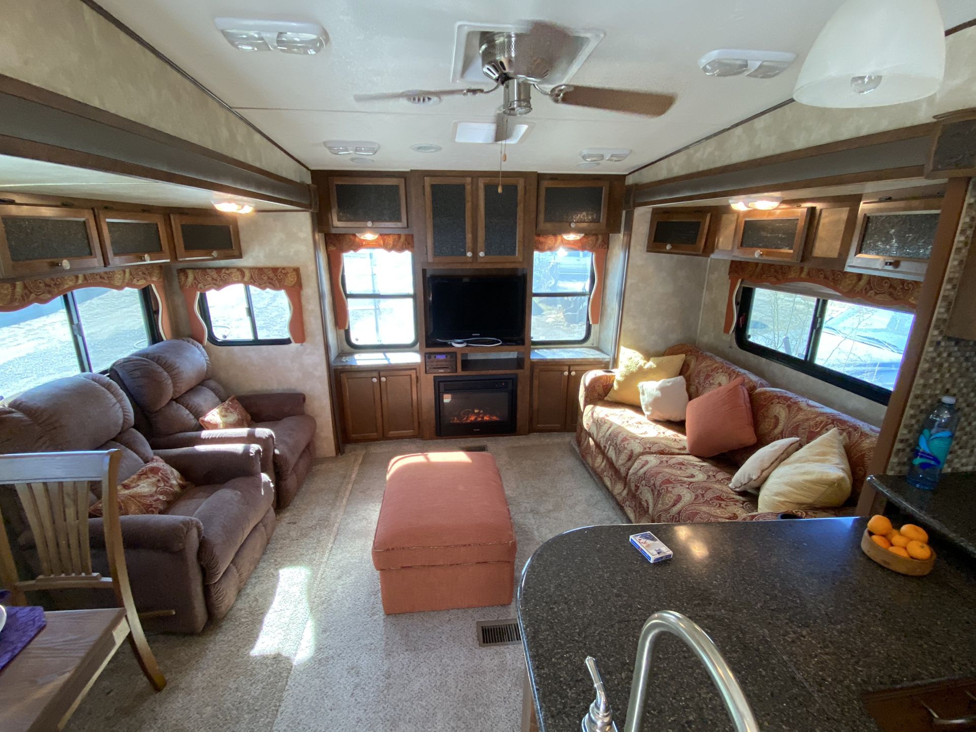 2013 Chaparral Coachmen 5th Wheel , 3 Slides, Fire Place, Big Windows, Beautiful Cabinetry All Around, AC