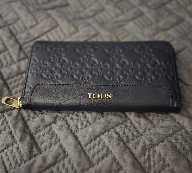 Large TOUS Mossaic wallet in calfskin leather with Mossaic embossing. Navy blue. Zip closure