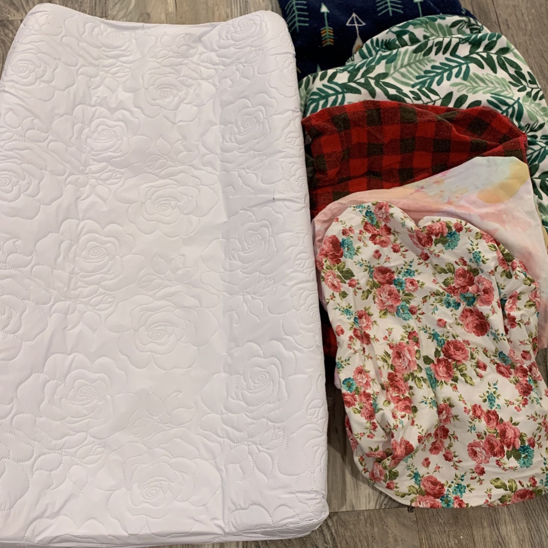 diaper changing pad + 5 covers