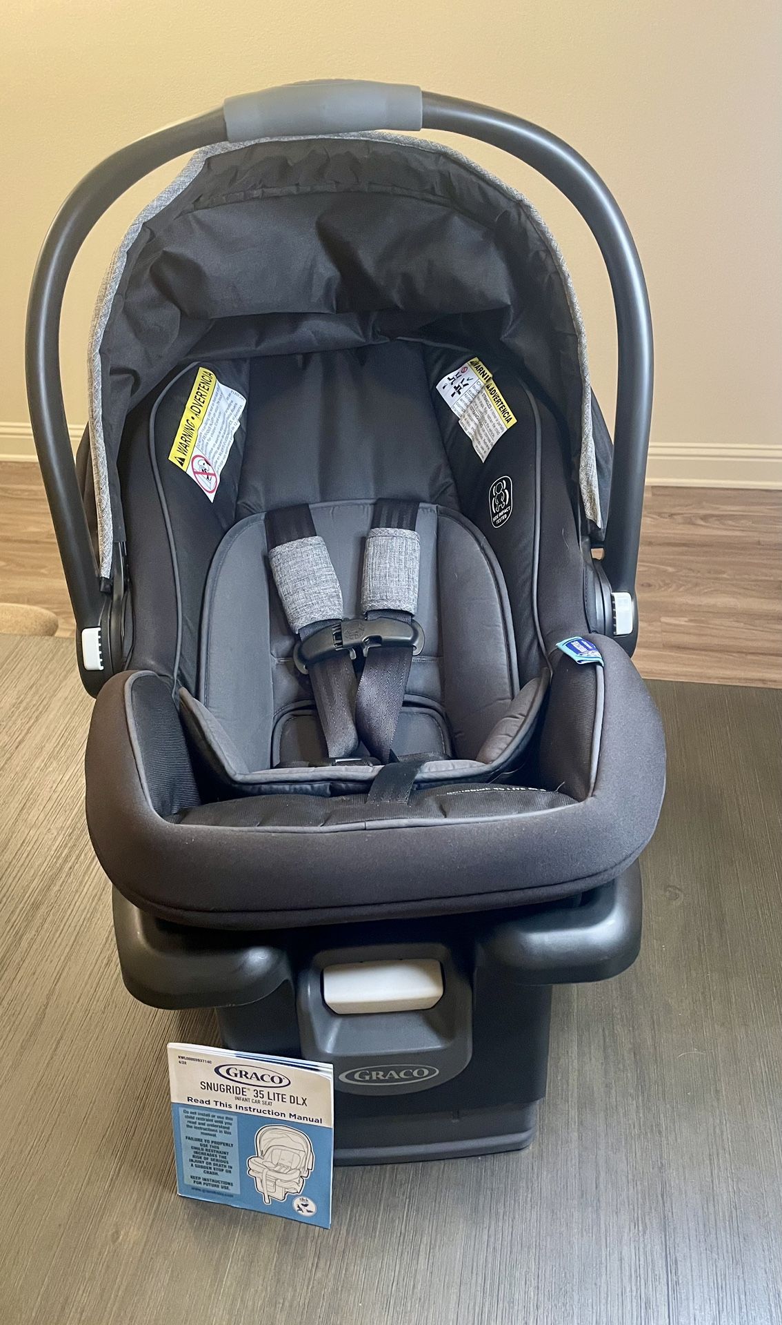 Graco SnugRide 35 Lite DLX Infant Car Seat with Base Excellent Condition