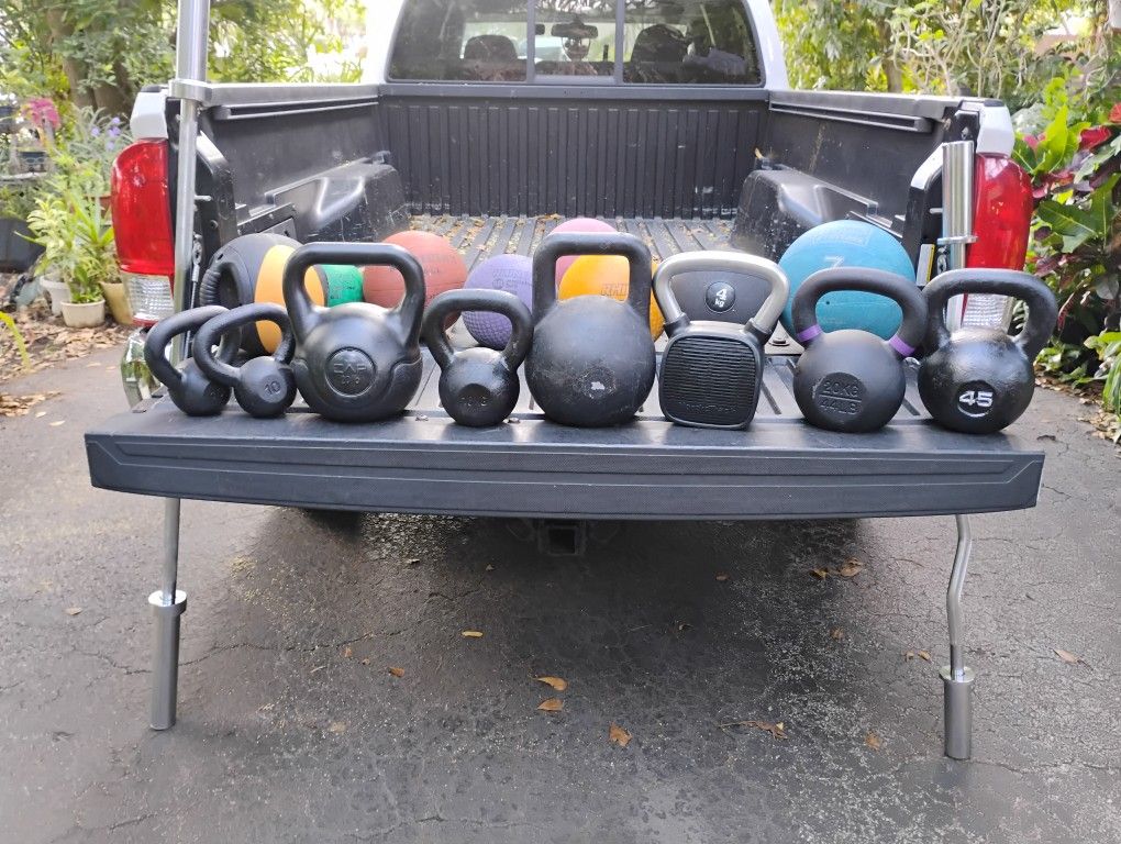 SELLING KETTLEBELLS : 10s 25s 30s 35s 44s 45s 50s 53s 62s 97s 100s 106s 124s / MEDICINE BALLS : 6s 7s 8s 10s 15s / EZ CURL BARS = $55 / 5' BAR= $60