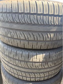 (2) 295/40R22 PAIR OF USED TIRES PIRELLI SCORPION 70% LIFE !!