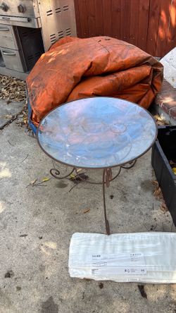 Glass table (coffee table)