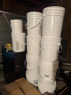Plastic Buckets With Lids