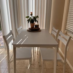 White Breakfast nook/small Table + Chairs 