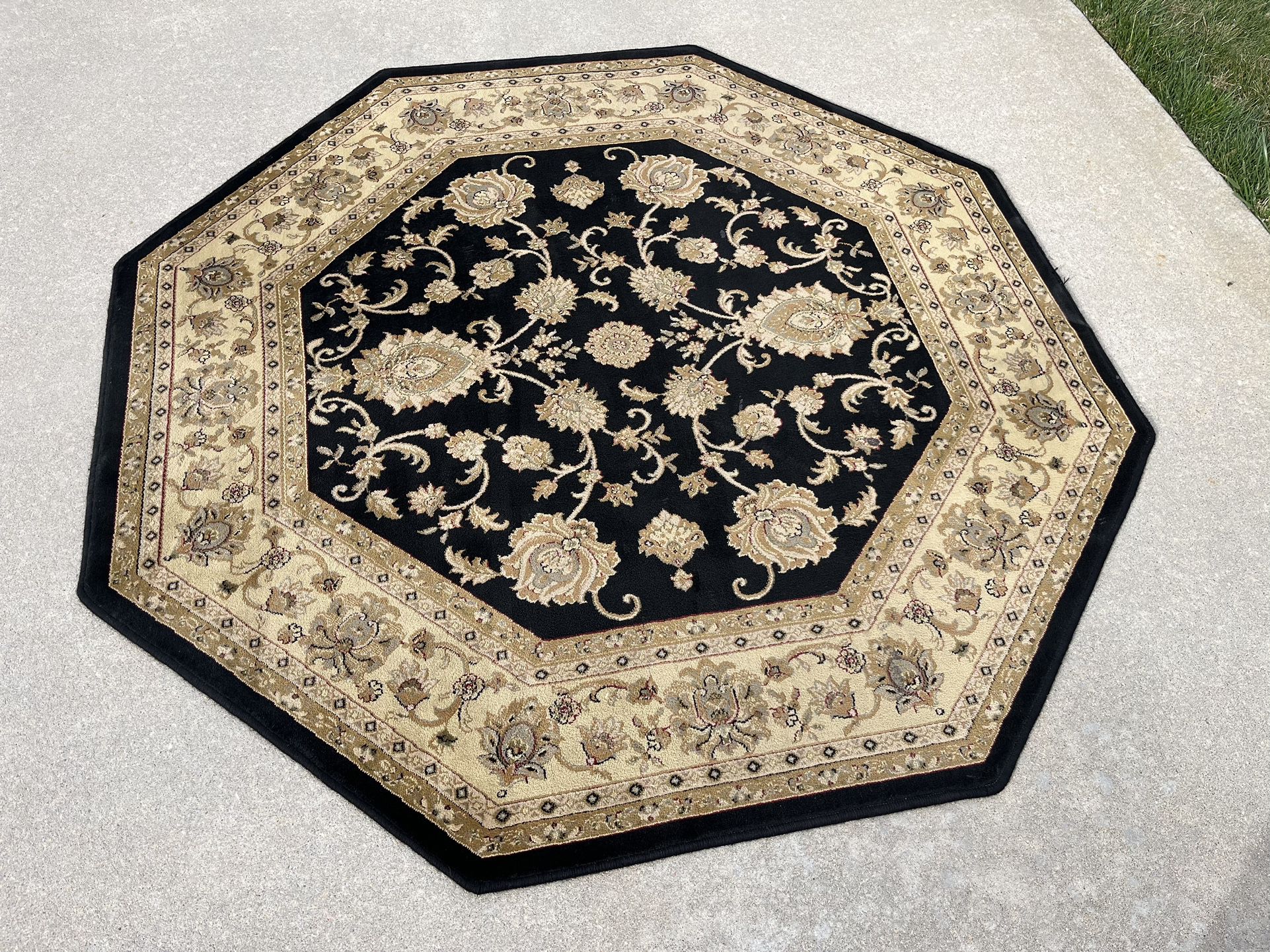 Nice Gold and Black Oriental Style Octagon Area Rug (5’3”x5’3”)