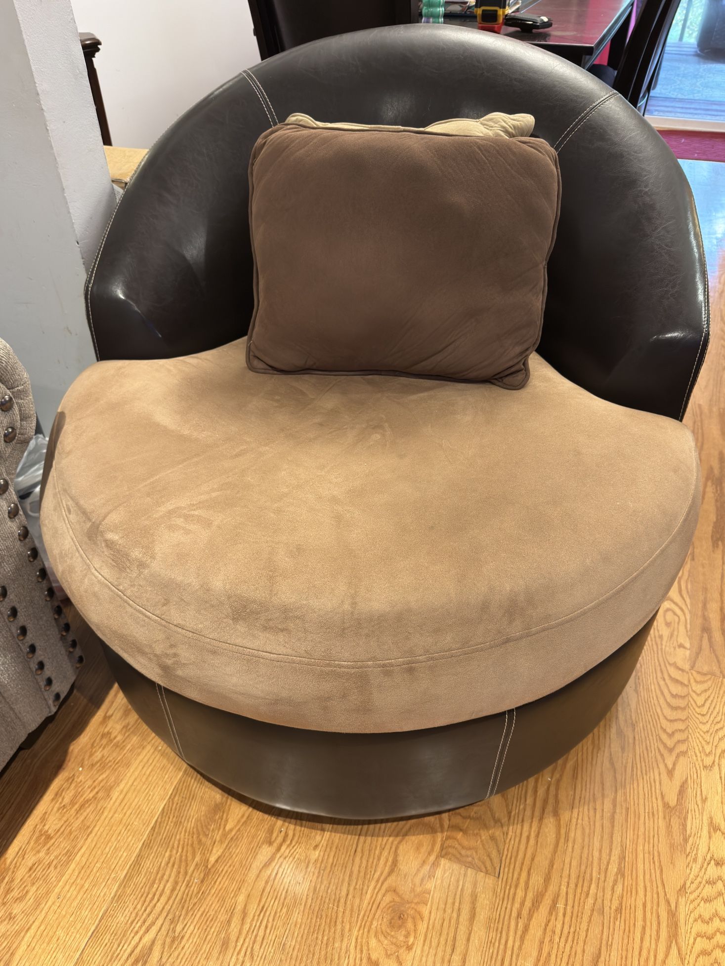 Round Leather Couch 