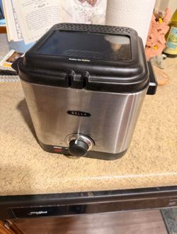Bella Small Deep Fryer – Compact Countertop Fryer (Good Used Condition)