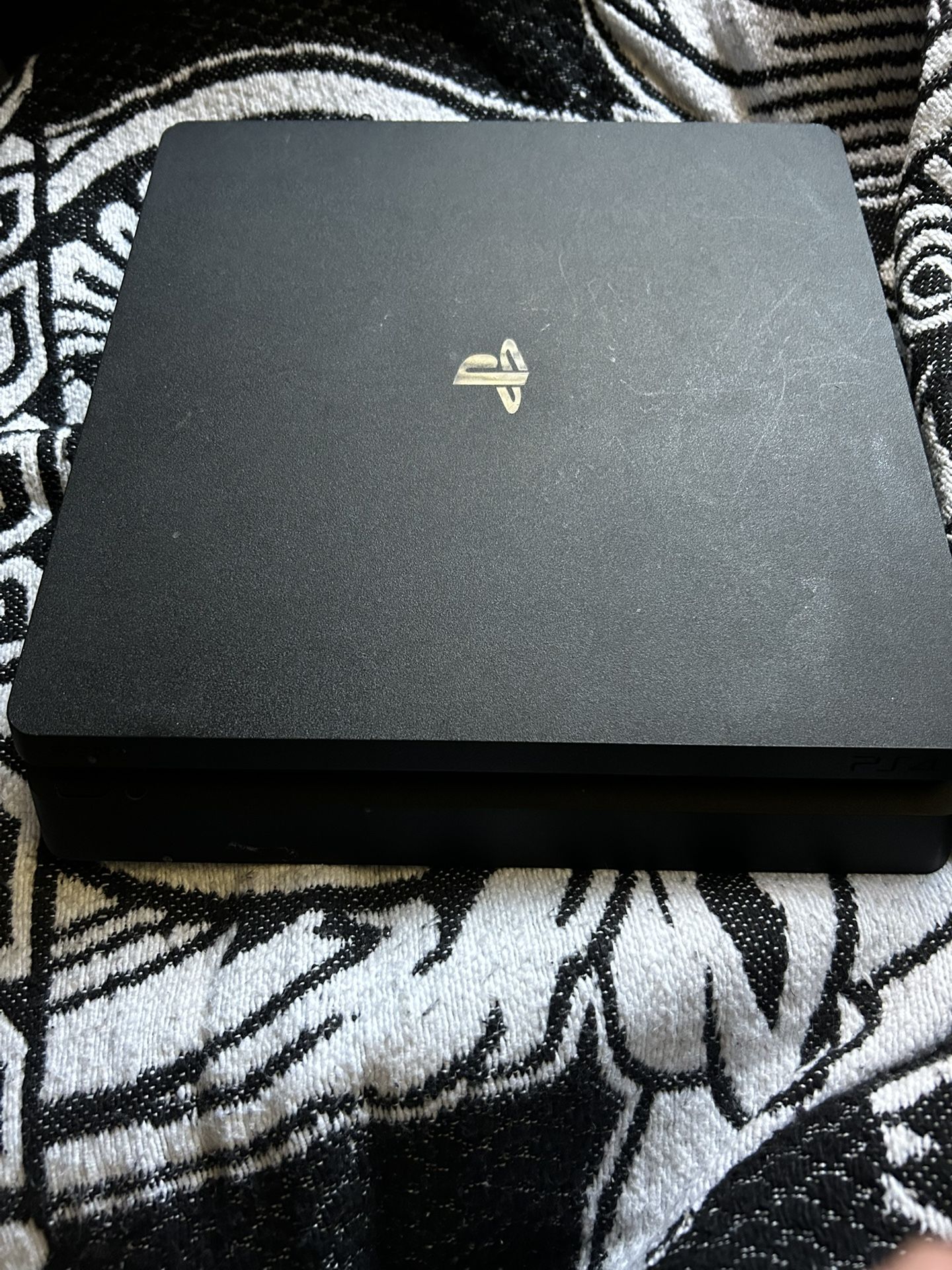 Ps4 Slim, Jet black 1tb