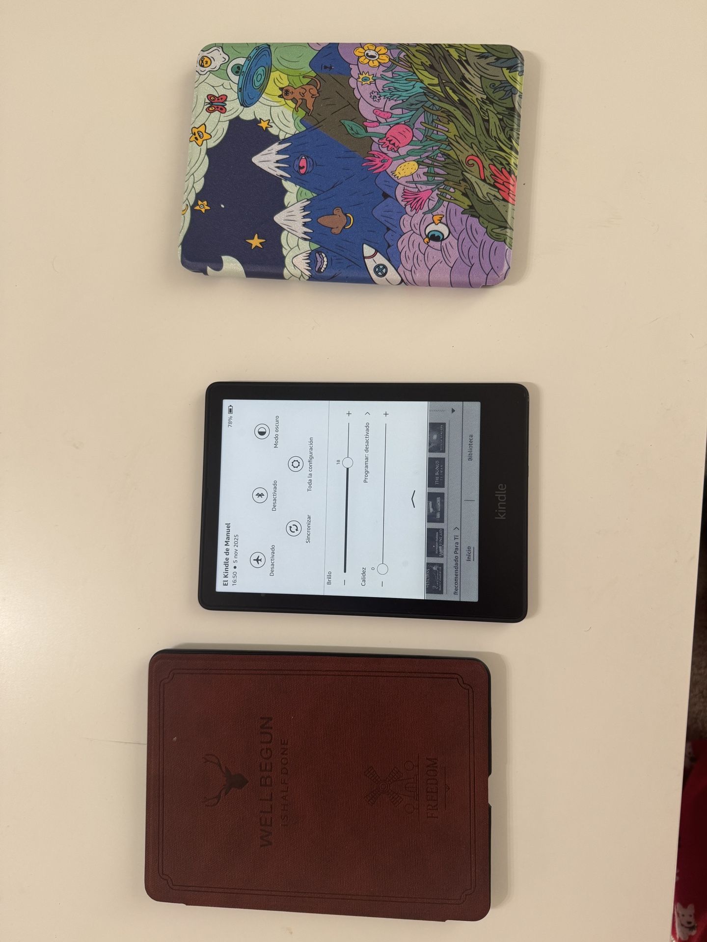 Kindle 8gb + 2 Cases