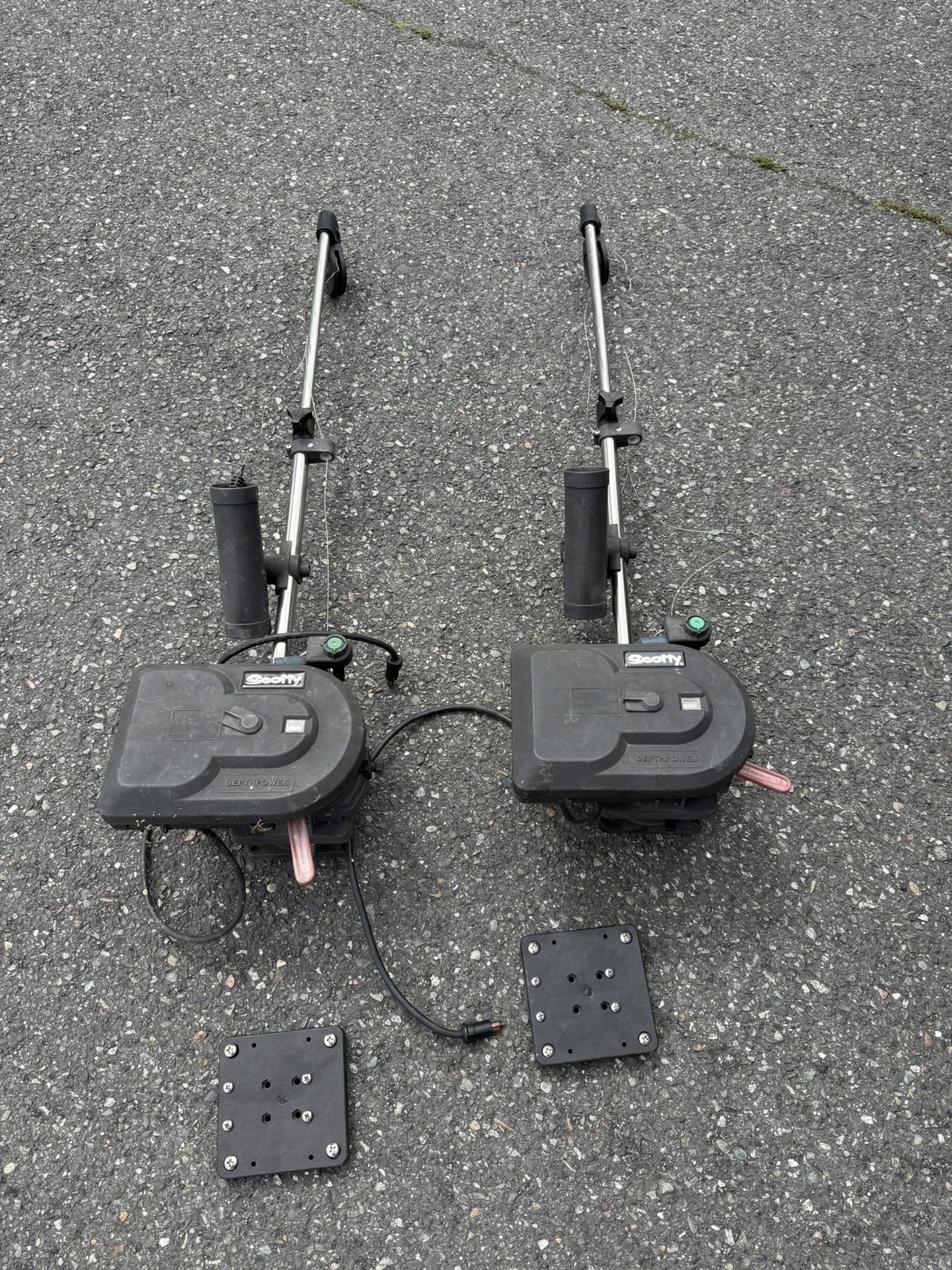 Scotty 1106 Downriggers With Swivel Base