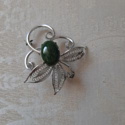 Brooch with jade stone.