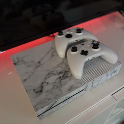 Xbox 1 (1tb) with 2 controllers