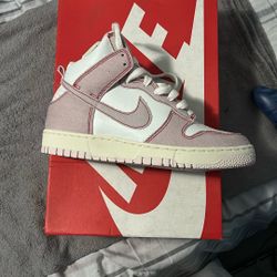 Size 8 brand new only tried on. 