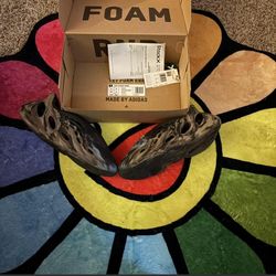 used yezzy foam runner size 9mens in good condition with box