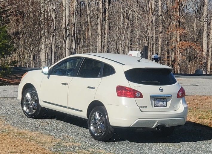 2011 nissan rogue krom edition (Part Out )