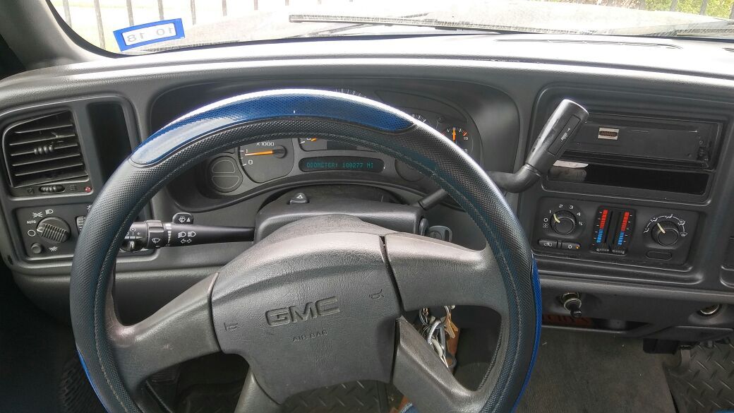 GMC Sierra 2004. 18001 millage V6 Ac transmision y motor al 100% detalle de mecanica aveses se apaga pero prende al instante