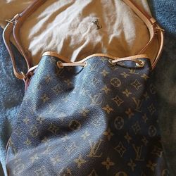 Louis Vuttion Petit Bucket 