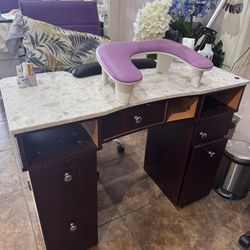 Beautiful Nail Table With Marble Top $😍❤️👍🔥💗🎈 $200