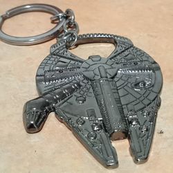 New Star Wars Falcón ship Keychain and bottle opener, Is Made of metal,  silver color