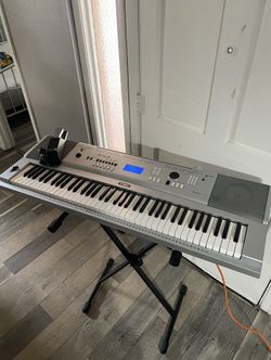 Yamaha Portable Grand Piano DGX-230 Piano Electronic Keyboard 76 Keys Clean