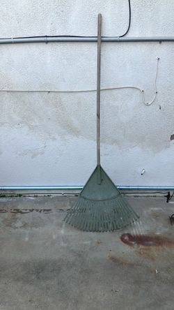 Leaf Rake with Wooden Handle