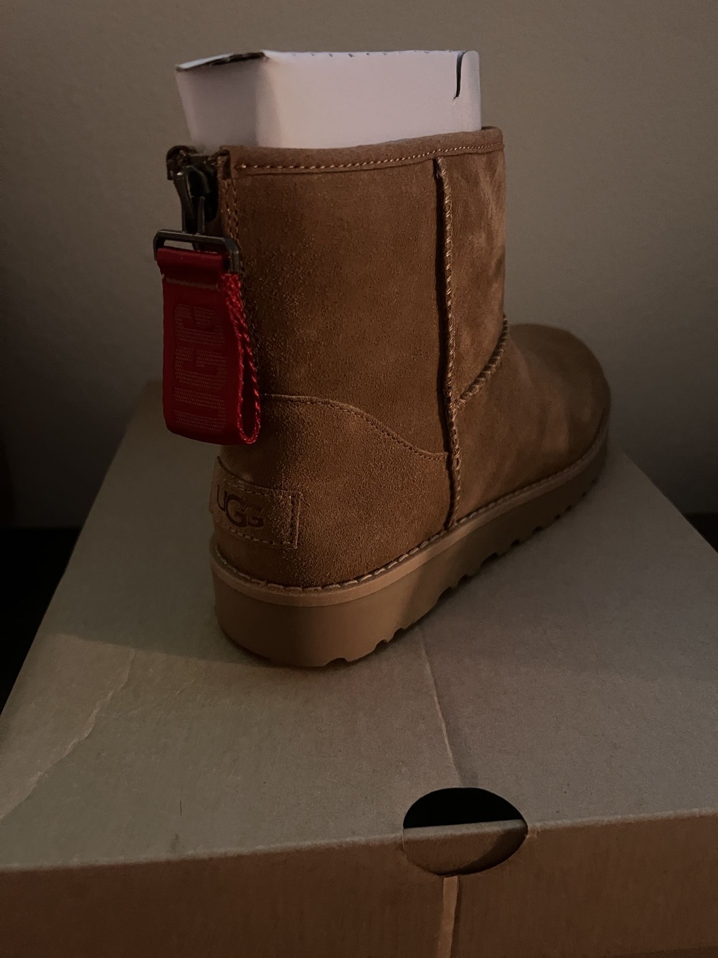 New Women Uggs Size 7 Chestnut 