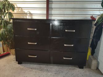 🟡 bigger solid wood dresser with 6 really huge drawers in good working condition 🔴