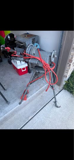 Pipe threading machine