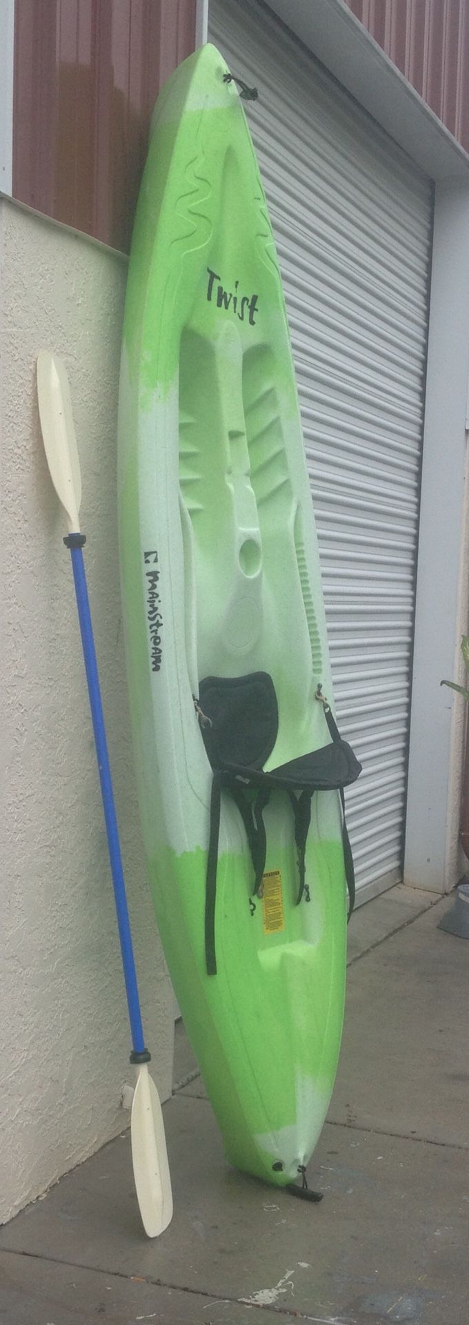 10’ mainstream Twist kayak w/ seat and paddle