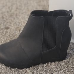 Black Wedge Ankle Boot (((Size 7))))