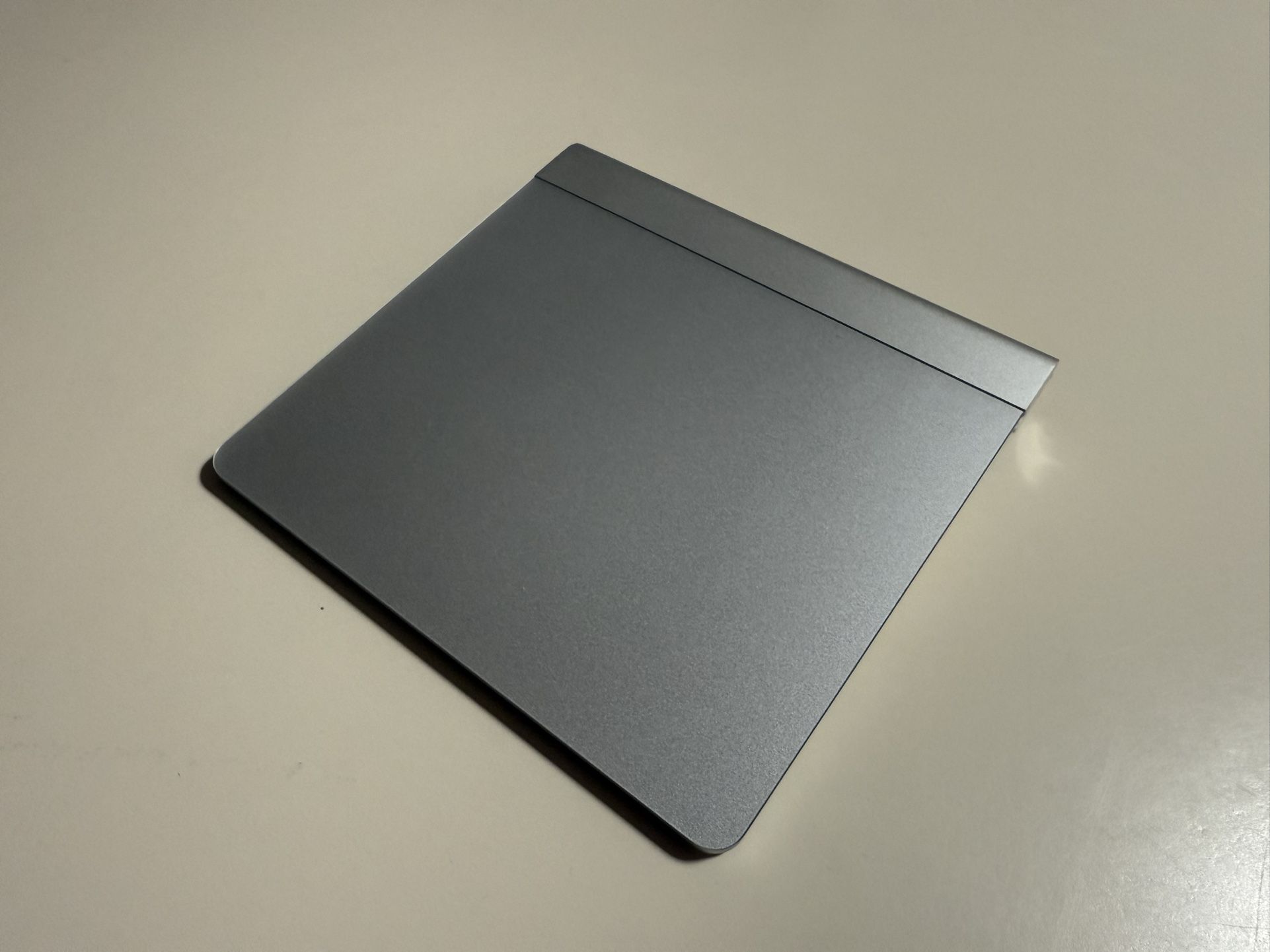 Apple Magic Trackpad (1st generation) in silver/aluminum