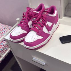 Fushia Nike Dunks 6Y (grade school)